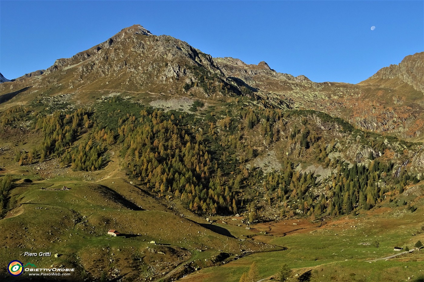 14 Monte Colombarolo-Ponteranica a sx, Passo di Verrobbio a dx.JPG
